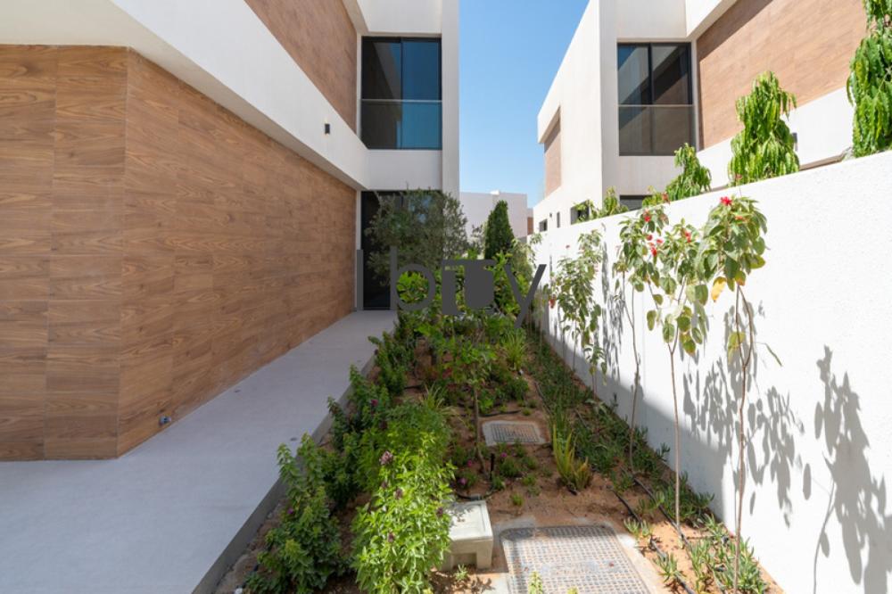 Exclusive 5 BR | Premium Living |  Single Row |