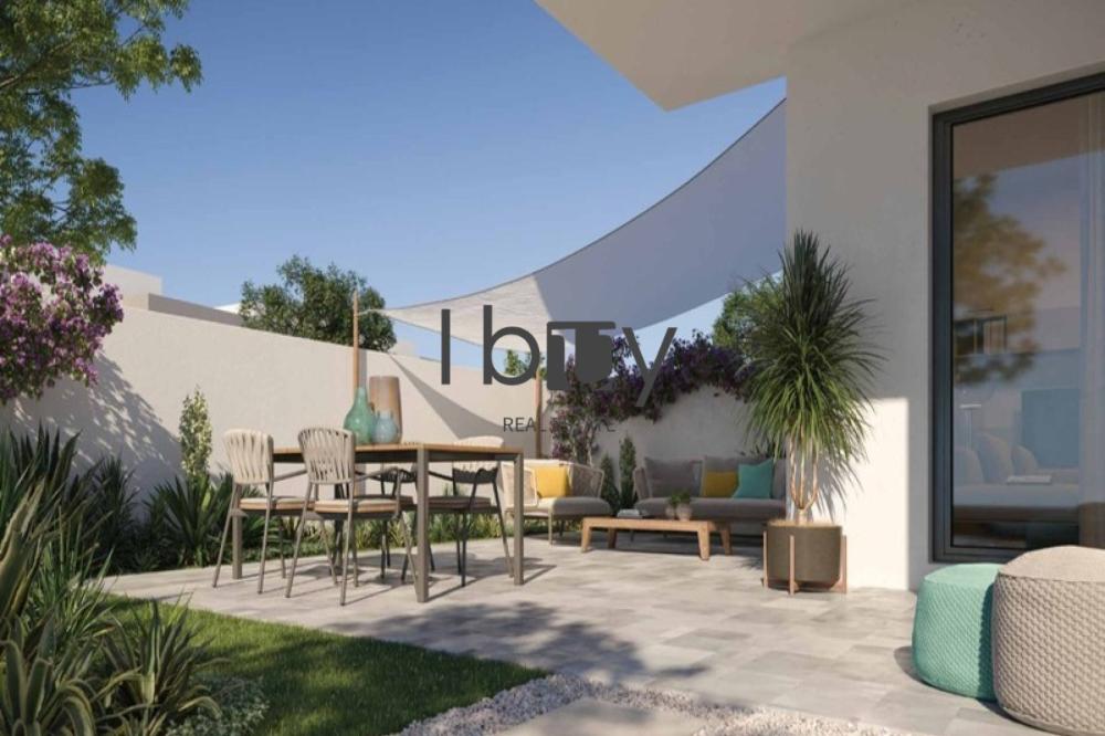 Park View | Single Row | Spacious Corner Unit |