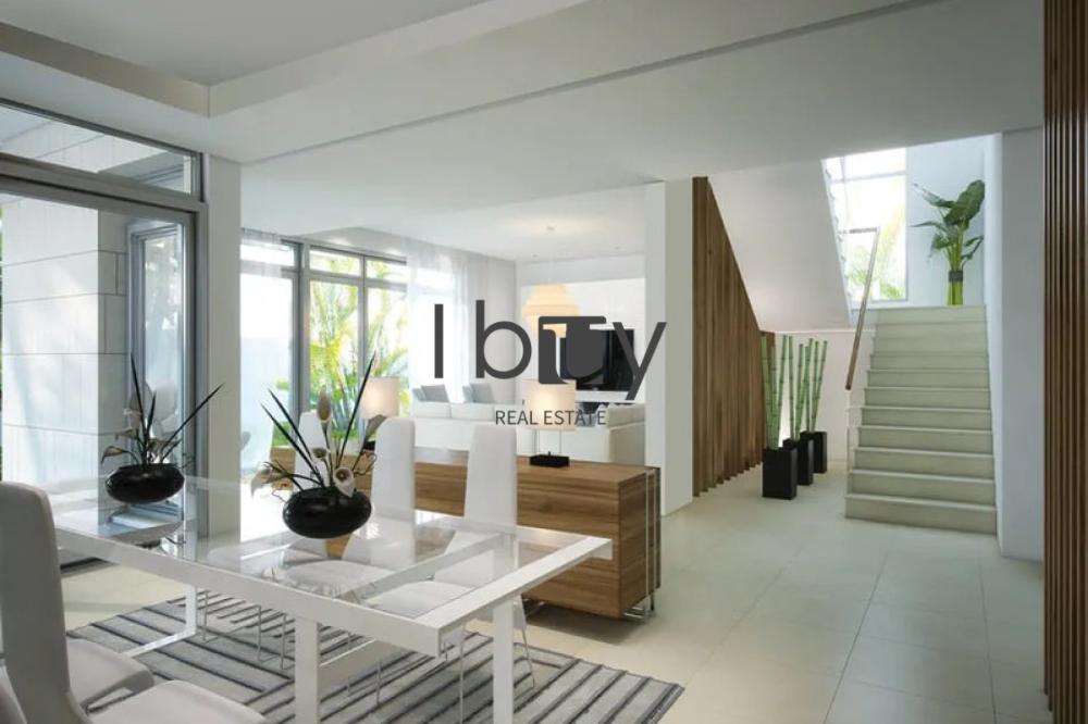 Large Terrace | Single Row | Private Garden |