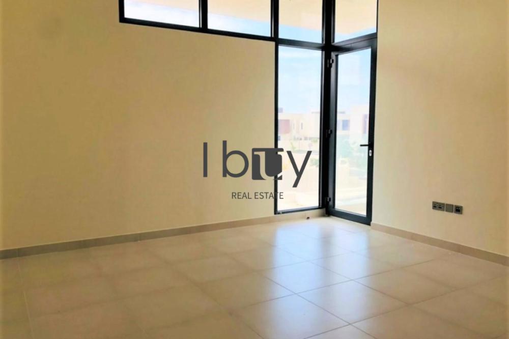 Large Terrace | Single Row | Private Garden |