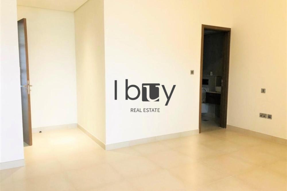 Large Terrace | Single Row | Private Garden |