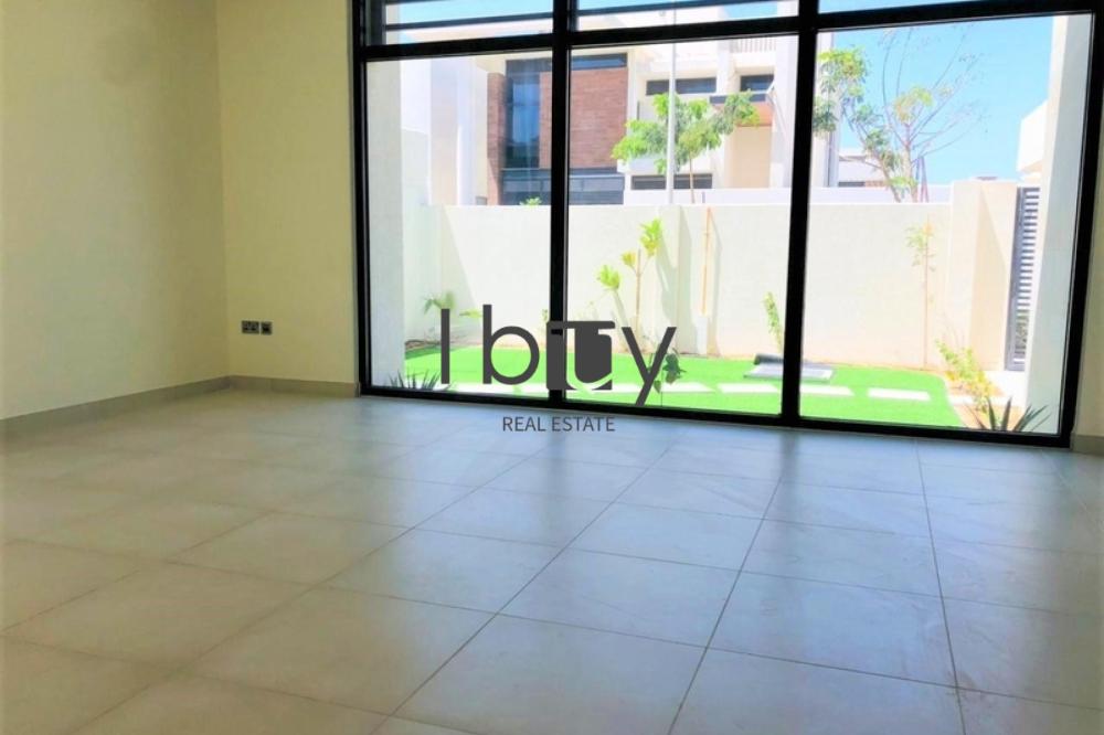 Large Terrace | Single Row | Private Garden |