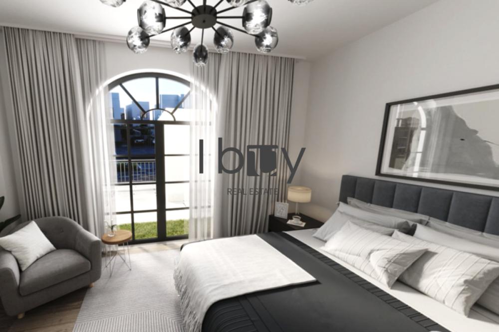 Double Row | Mid Unit | Expansive Floor Plan |
