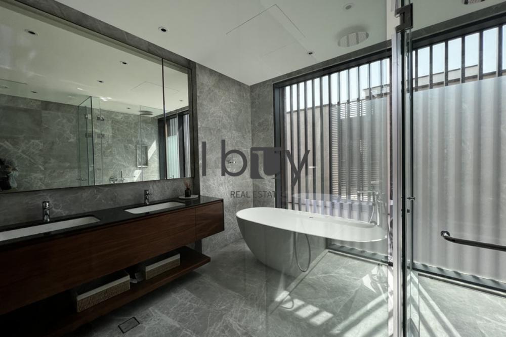 Single Row | Mid Unit | High Ceiling | Hot Deal