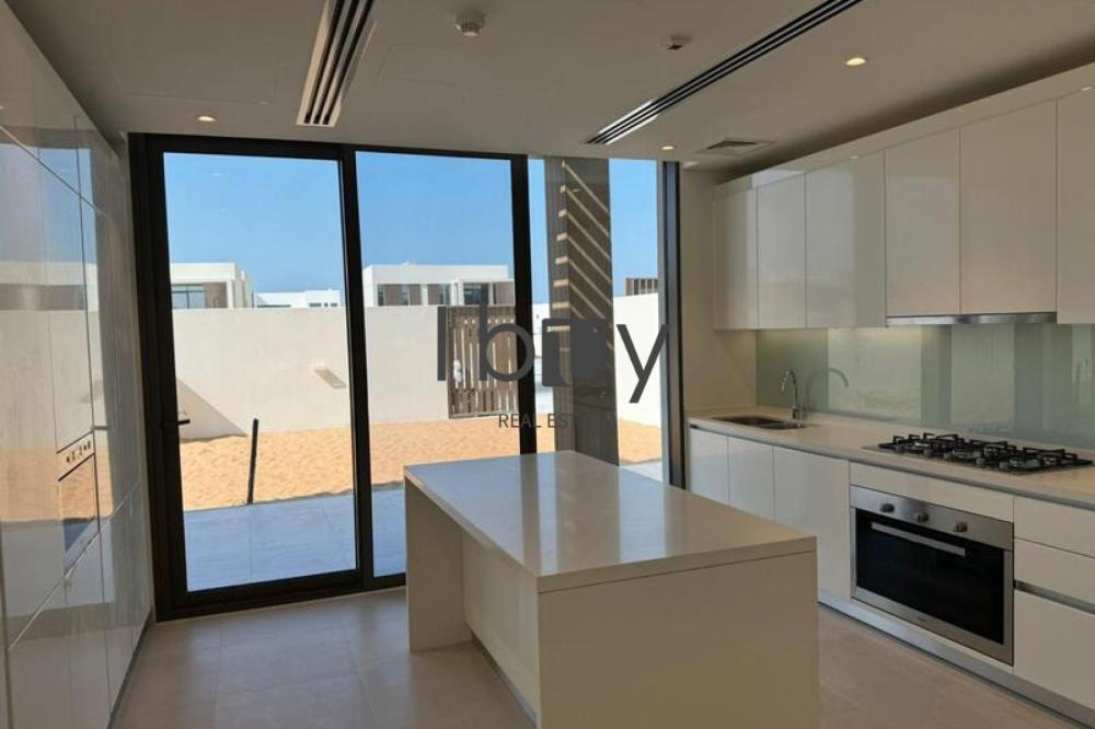 V4 In Souk  | Single Row | Corner Unit | Brand New