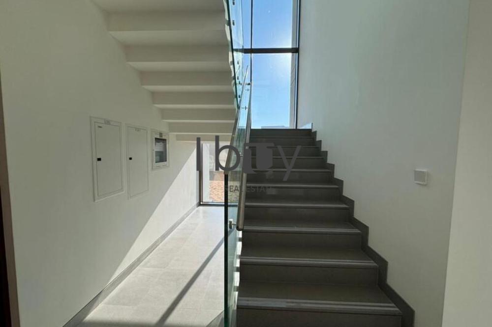 V4 In Souk  | Single Row | Corner Unit | Brand New