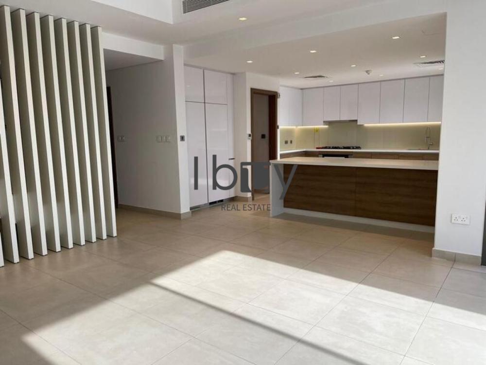 Single Row |  Mid Unit | Prime Area | Large Layout