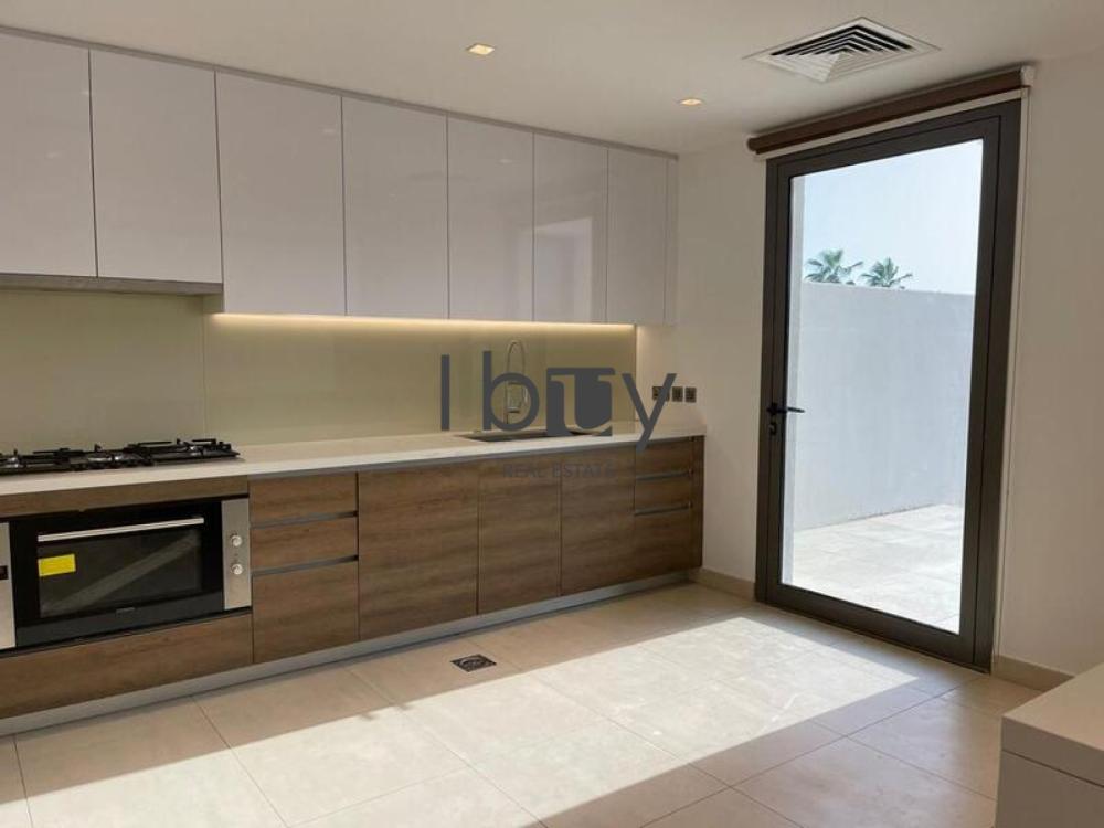 Single Row |  Mid Unit | Prime Area | Large Layout