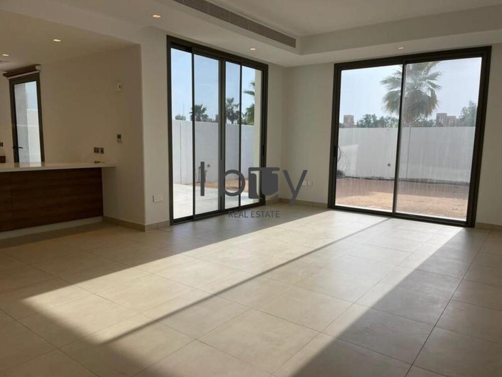 Single Row |  Mid Unit | Prime Area | Large Layout