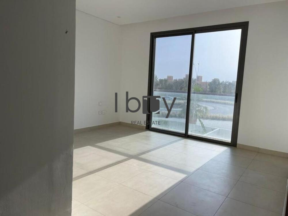 Single Row |  Mid Unit | Prime Area | Large Layout