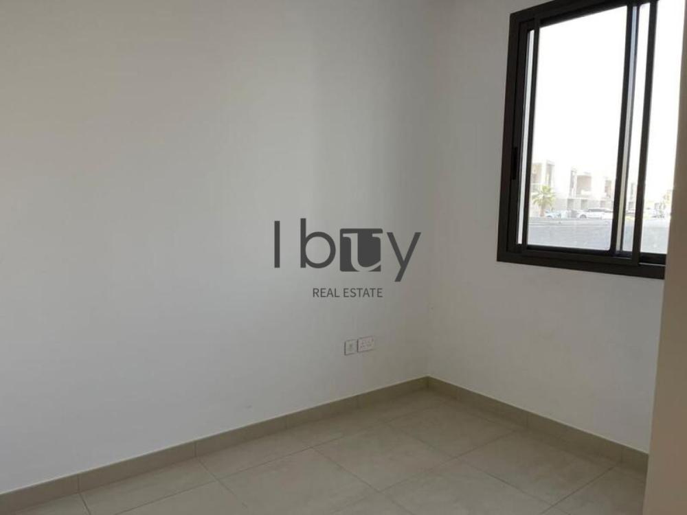 Single Row |  Mid Unit | Prime Area | Large Layout