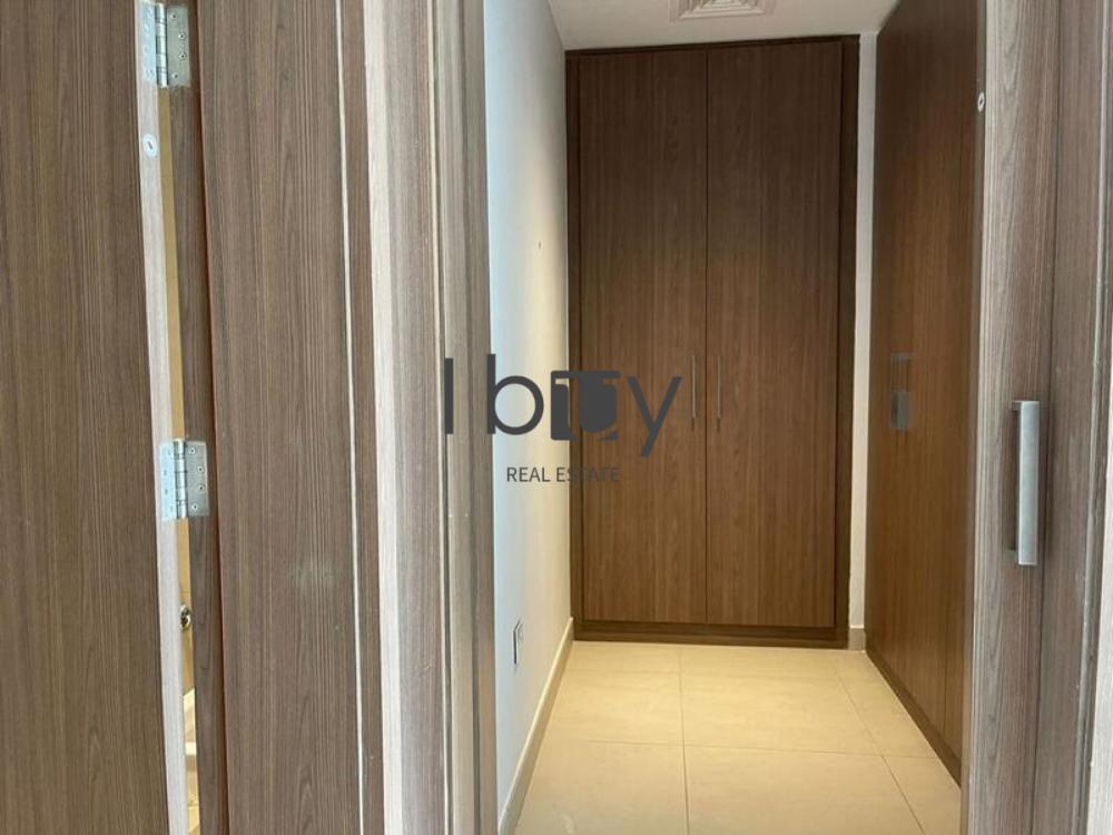 Single Row |  Mid Unit | Prime Area | Large Layout