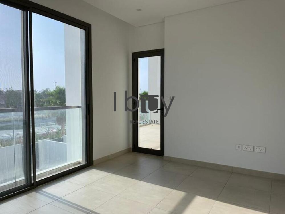 Single Row |  Mid Unit | Prime Area | Large Layout