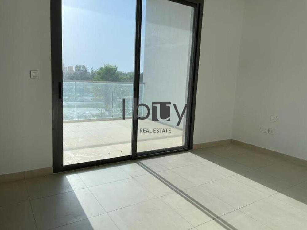 Single Row |  Mid Unit | Prime Area | Large Layout