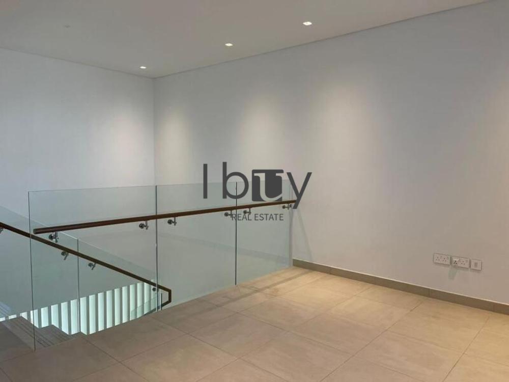 Single Row |  Mid Unit | Prime Area | Large Layout