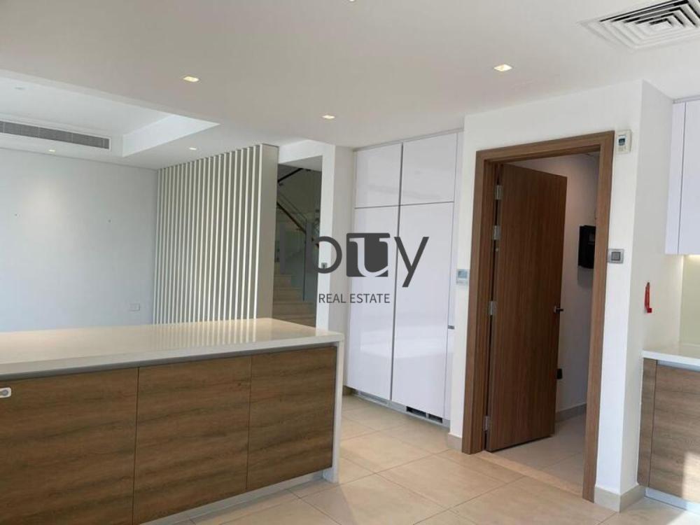 Single Row |  Mid Unit | Prime Area | Large Layout