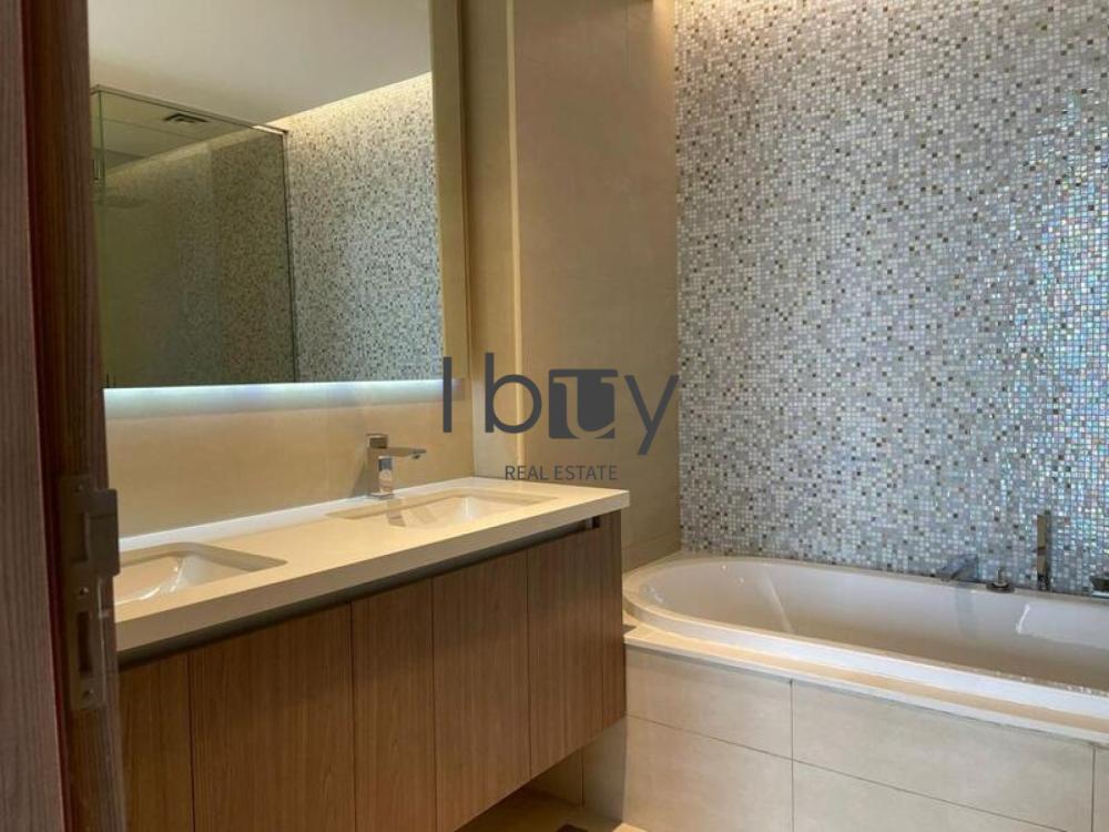 Single Row |  Mid Unit | Prime Area | Large Layout