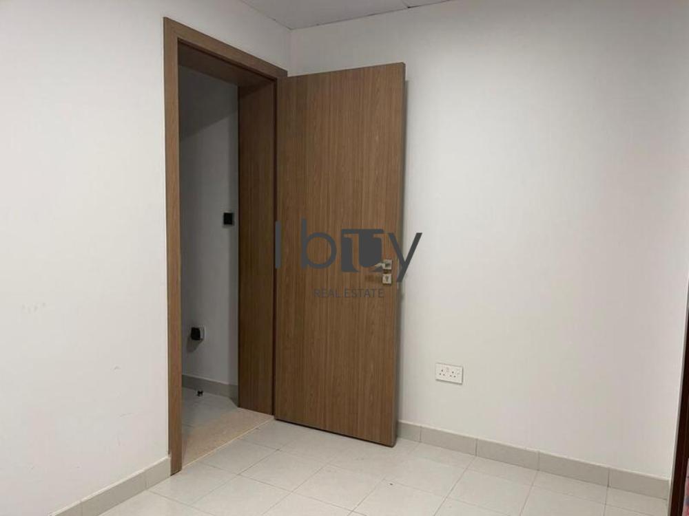 Single Row |  Mid Unit | Prime Area | Large Layout