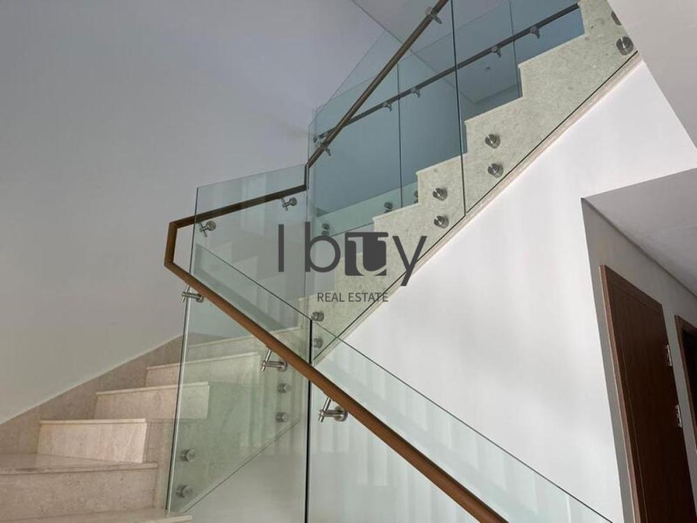 Single Row |  Mid Unit | Prime Area | Large Layout