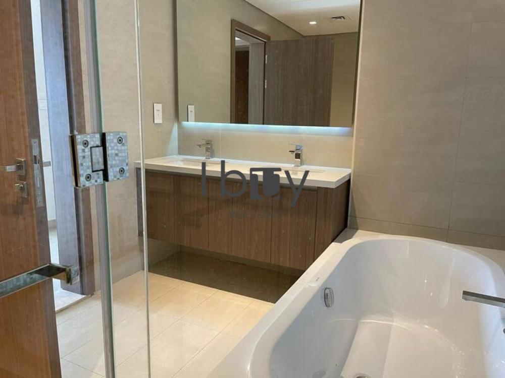 Single Row |  Mid Unit | Prime Area | Large Layout