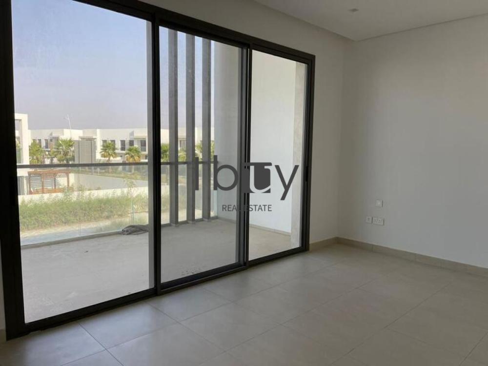 Single Row |  Mid Unit | Prime Area | Large Layout