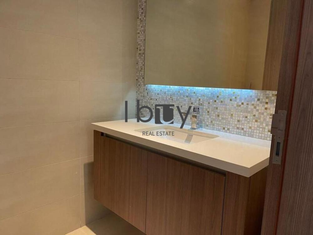 Single Row |  Mid Unit | Prime Area | Large Layout