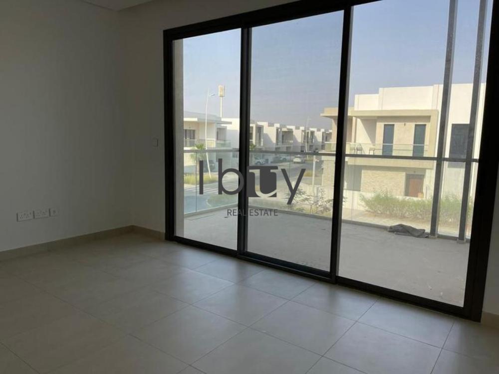 Single Row |  Mid Unit | Prime Area | Large Layout