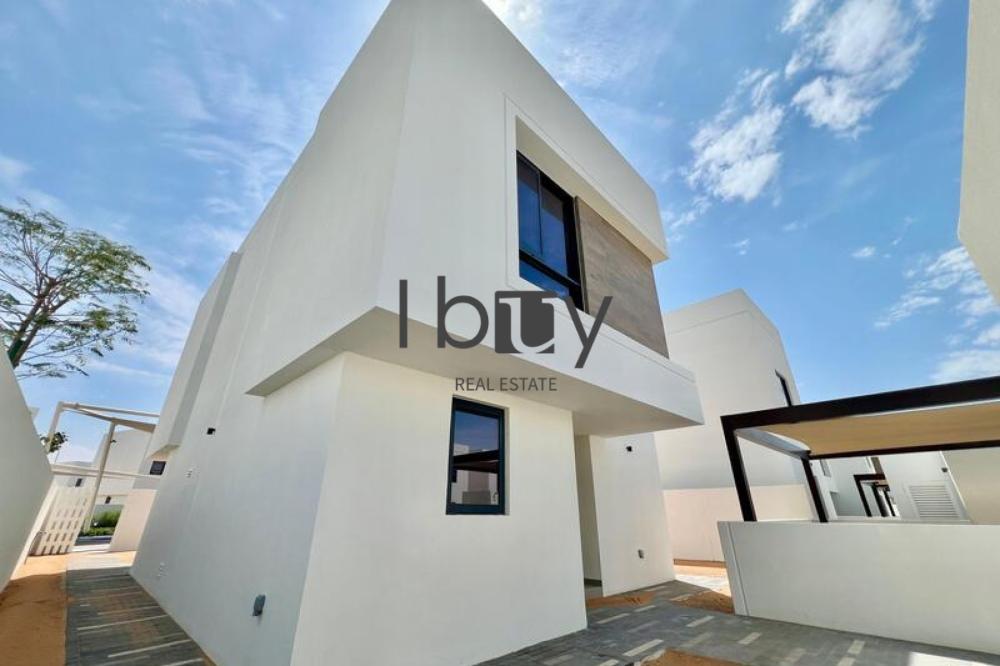 Single Row | Mid Unit | Next to Amenities |