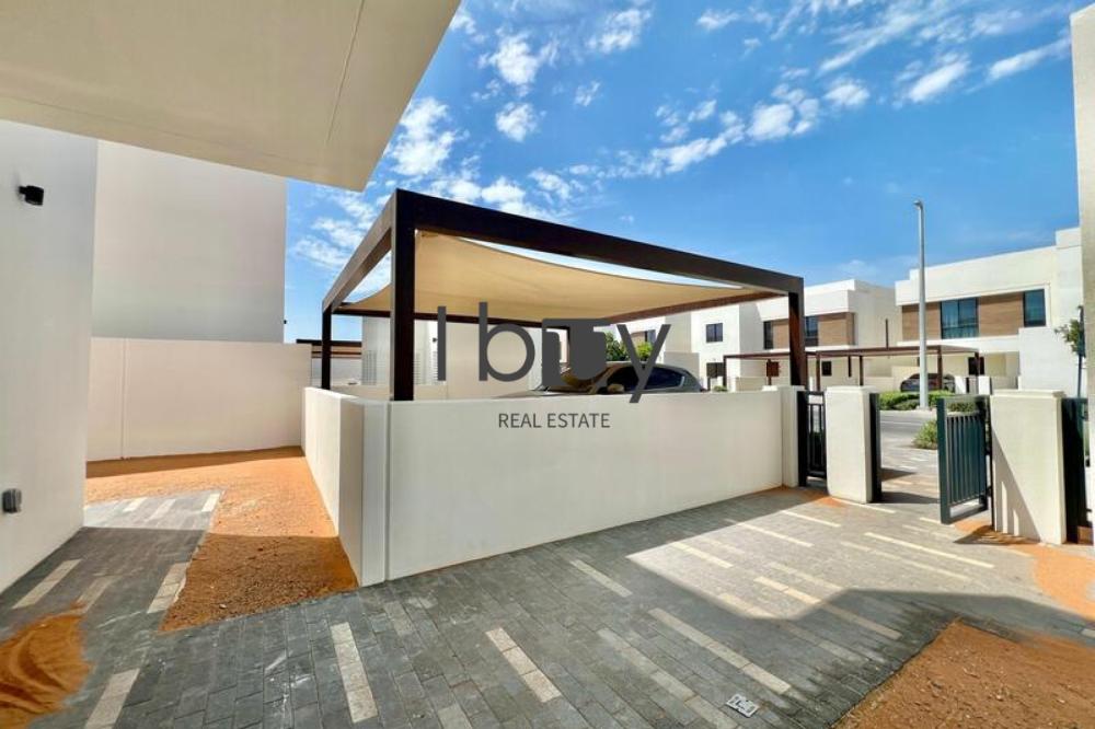 Single Row | Mid Unit | Next to Amenities |