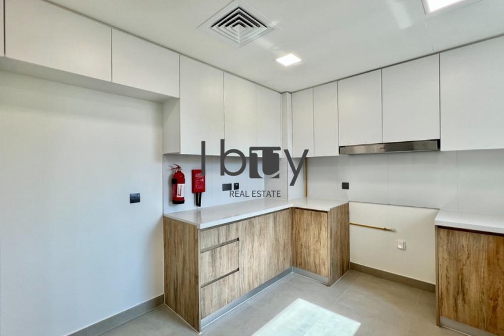 Single Row | Mid Unit | Next to Amenities |