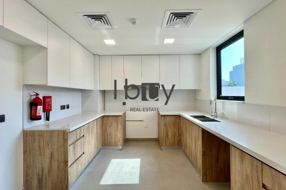 Single Row | Mid Unit | Next to Amenities |