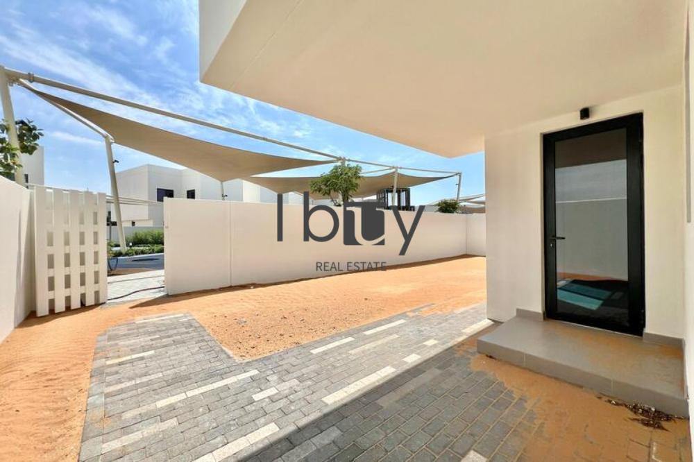 Single Row | Mid Unit | Next to Amenities |