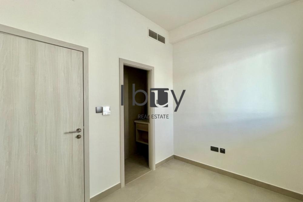 Single Row | Mid Unit | Next to Amenities |