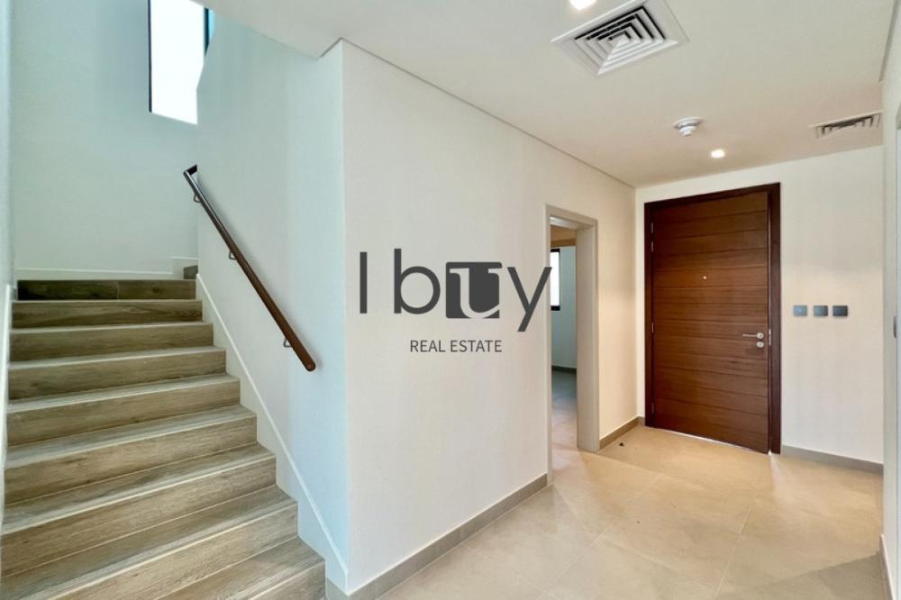 Single Row | Mid Unit | Next to Amenities |