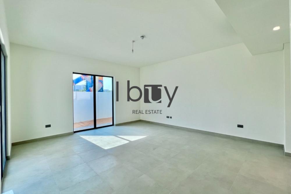 Single Row | Mid Unit | Next to Amenities |