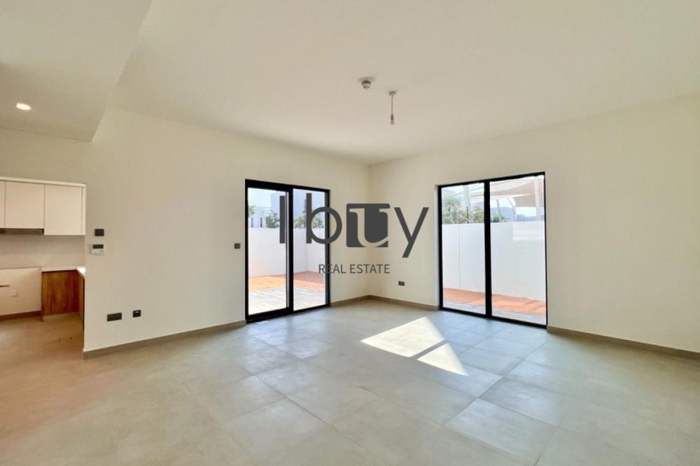 Single Row | Mid Unit | Next to Amenities |