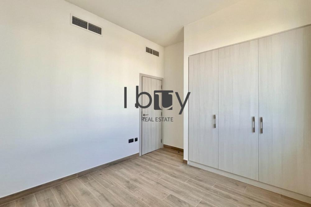 Single Row | Mid Unit | Next to Amenities |