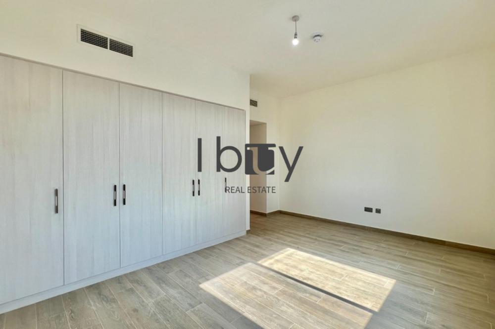 Single Row | Mid Unit | Next to Amenities |