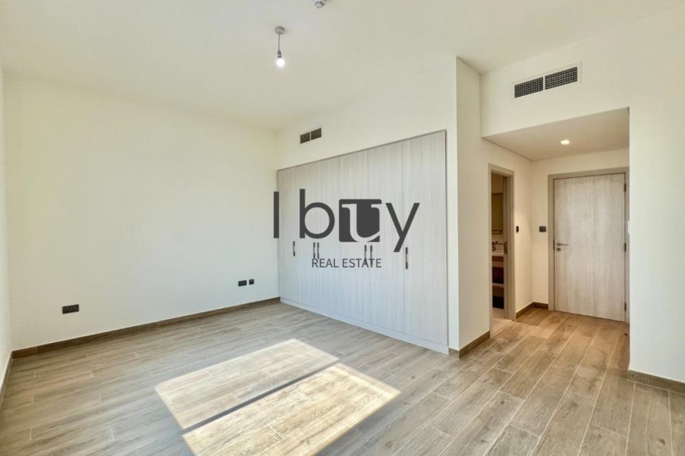 Single Row | Mid Unit | Next to Amenities |