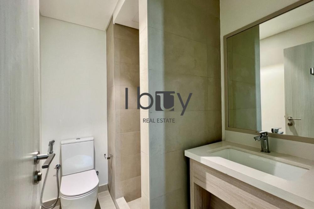 Single Row | Mid Unit | Next to Amenities |