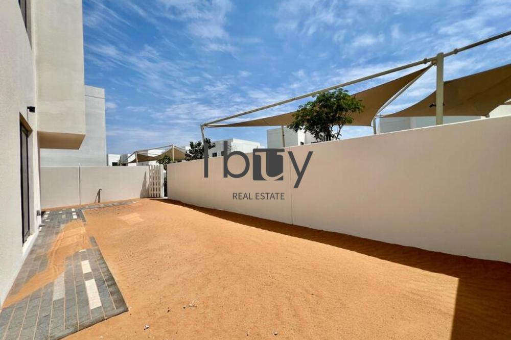 Single Row | Mid Unit | Next to Amenities |