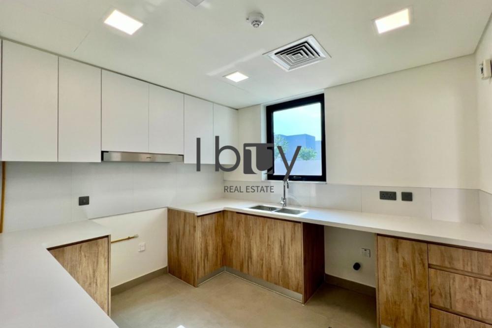 Single Row | Mid Unit | Next to Amenities |