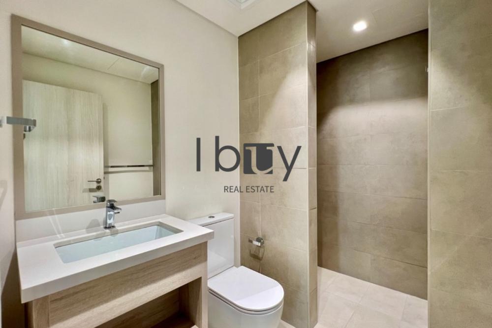 Single Row | Mid Unit | Next to Amenities |