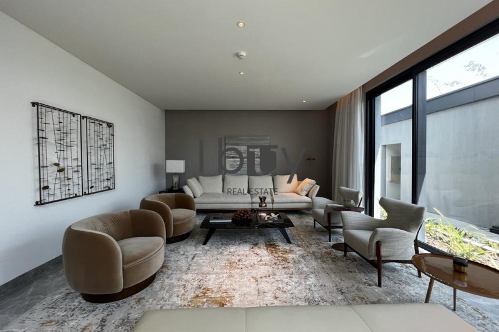 Single Row | Mid Unit | High Ceiling | Hot Deal