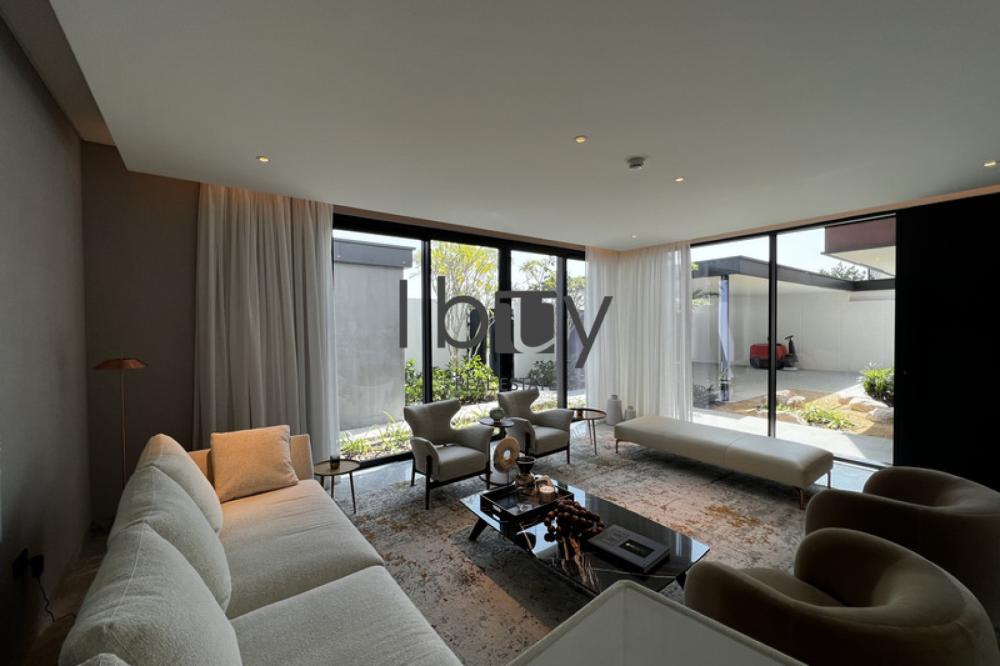 Single Row | Mid Unit | High Ceiling | Hot Deal