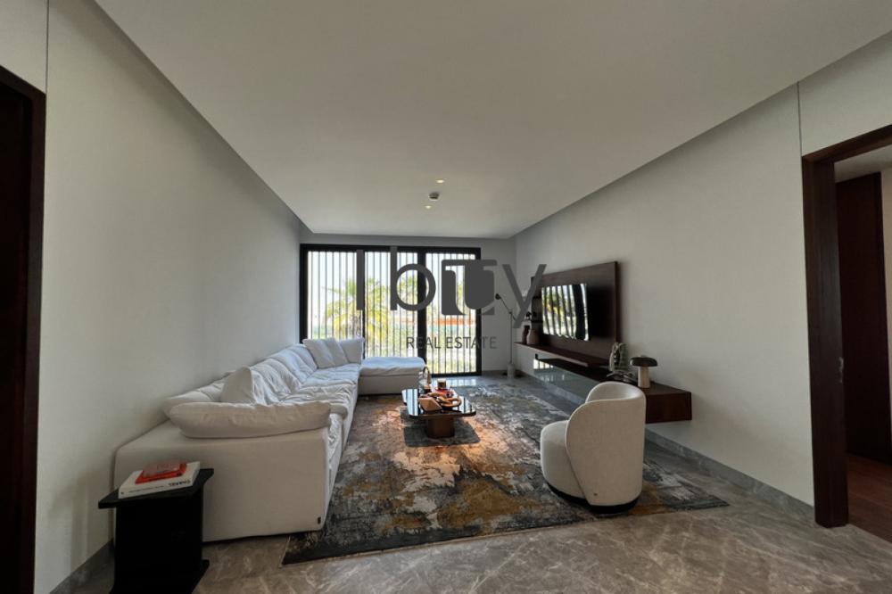 Single Row | Mid Unit | High Ceiling | Hot Deal